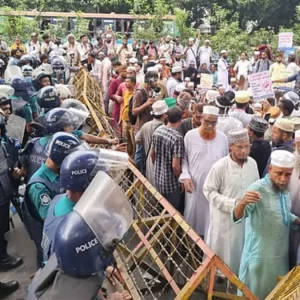 ইবতেদায়ি শিক্ষকদের ওপর পুলিশের জলকামান ও সাউন্ড গ্রেনেড, আহত অন্তত ৪৩