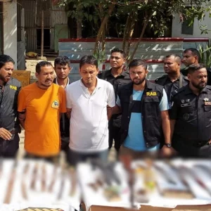 র‍্যাবের অভিযানে বিএনপি কর্মীর বাড়ি থেকে অস্ত্র উদ্ধার, আটক ২