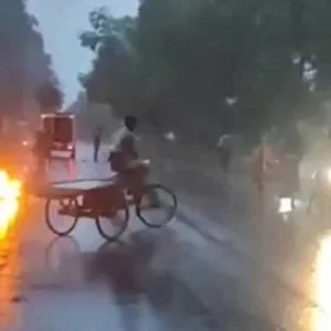 ট্রাকের সঙ্গে সংঘর্ষের পর মোটরসাইকেলে আগুন, প্রাণ গেল আরোহীর