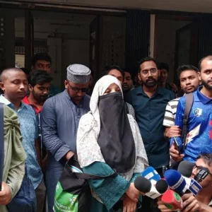 বোরকা-হিজাব পরায় ঢাবি শিক্ষার্থীকে ‘থুতু’ নিক্ষেপ ও হেনস্তার অভিযোগ