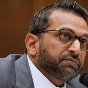 সরকারি বিমানে চড়ে গার্লফ্রেন্ডের পারফরম্যান্স দেখতে গেলেন এফবিআই পরিচালক