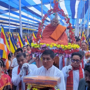বিশ্ব শান্তি ও সম্প্রীতির বার্তা নিয়ে শেষ হলো বৌদ্ধ ধর্মাবলম্বীদের কঠিন চীবর দান