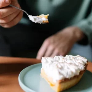 নিজের জন্য রাখা কেক স্বামী খেয়ে ফেলায় ২৫ বছরের দাম্পত্য জীবনের ইতি টানলেন নারী