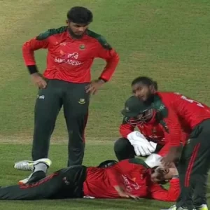 স্ট্রেচারে মাঠ ছাড়লেন সোহান