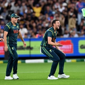 ৪০ বল হাতে রেখে ভারতকে হারালো অস্ট্রেলিয়া