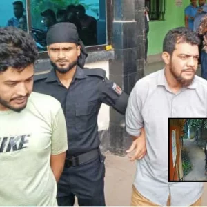 পিস্তল ঠেকিয়ে গৃহবধূর কানের দুল ছিনতাই করা সেই দুই যুবক গ্রেপ্তার