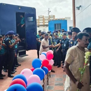 কয়েদিদের ফুল দিয়ে বরণ করে খুলনায় চালু হলো আধুনিক কারাগার