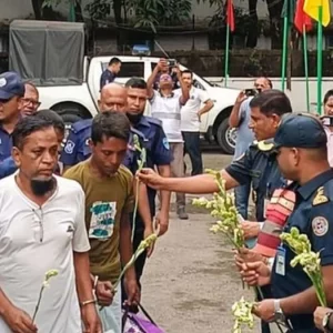 ফেনীতে দ্বিতীয় কারাগারের কার্যক্রম চালু, বন্দীদের ফুল দিয়ে বরণ