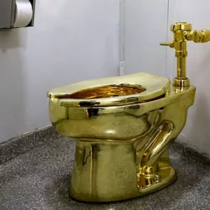 নিলামে সোনার টয়লেট ‘আমেরিকা’, দাম শুরু ১২২ কোটি টাকা থেকে