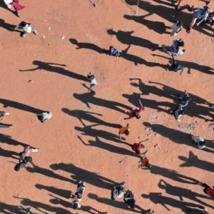 নেই পানি-খাবার, বাঁচার আসায় মাইলের পর মাইল হাঁটছে মানুষ