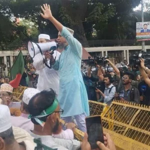 পুলিশি বাধার মুখে যমুনা অভিমুখী ইবতেদায়ি শিক্ষকদের লংমার্চ