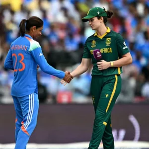 বৃষ্টি মাথায় নিয়ে ফাইনালে ফিল্ডিংয়ে দক্ষিণ আফ্রিকা 