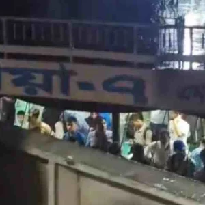 ২০০ যাত্রী নিয়ে মেঘনায় আটকে গেল লঞ্চ