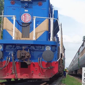 চলন্ত ট্রেনের ছাদ থেকে পড়ে প্রাণ গেল যুবকের