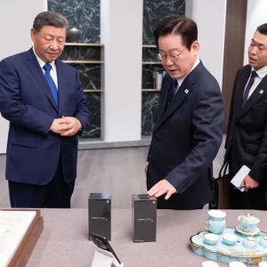 দক্ষিণ কোরিয়ার প্রেসিডেন্টকে একজোড়া শাওমি ফোন উপহার দিলেন শি