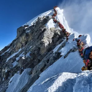 টানা তুষারপাতে এভারেস্ট অঞ্চলে আটকা ১৫০০ পর্যটক