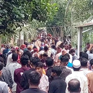 ভাঙ্গায় দেশীয় অস্ত্র নিয়ে গ্রামবাসীর মুখোমুখি সংঘর্ষ, আহত ৬০