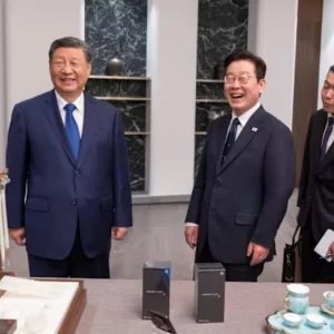 মোবাইলে গুপ্তচরবৃত্তি নিয়ে চীন- দক্ষিণ কোরিয়ার প্রেসিডেন্টের রসিকতা