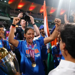 মেয়েদের বিশ্বকাপ জয়ের পর আবেগাপ্লুত টেন্ডুলকার-কোহলিরা
