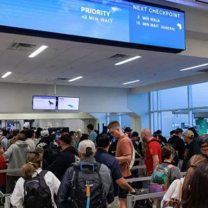 এয়ার ট্রাফিক কট্রোলারদের ‘শাটডাউনে’ যুক্তরাষ্ট্রের বিমানবন্দরে তীব্র বিশৃঙ্খলা