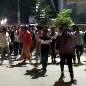 বিএনপির মনোনীত প্রার্থী বোন, সড়কে আগুন জ্বালিয়ে প্রতিবাদ ভাইয়ের সমর্থকদের