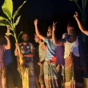 মনোনয়ন বঞ্চিত প্রার্থীর সমর্থকদের প্রতীকী কলাগাছ রোপণ করে প্রতিবাদ