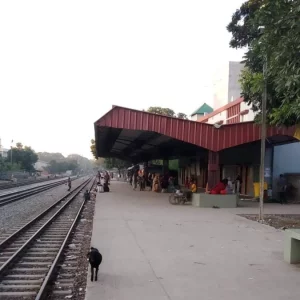 রেল কর্মকর্তাকে নিতে ৫ কি.মি. দূর থেকে ফিরে এলো ট্রেন