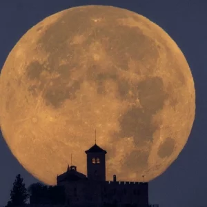 বছরের সবচেয়ে বড় সুপারমুন দেখা যাবে আগামীকাল