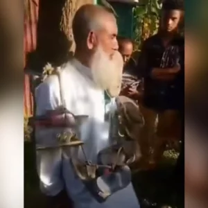 যৌন নিপীড়নের অভিযোগে গলায় জুতার মালা দিয়ে মুক্তিযোদ্ধাকে পুলিশে সোপর্দ