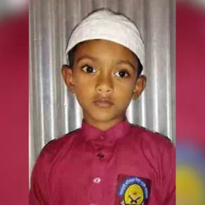 মায়ের হাত ছেড়ে দৌড় দিতেই মাইক্রোবাসের চাপায় প্রাণ গেল শিশুর