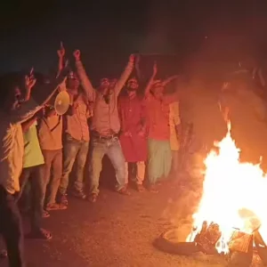 বিএনপির মনোনয়ন পরিবর্তনের দাবিতে বিক্ষোভ ও টায়ার জ্বালিয়ে সড়ক অবরোধ