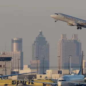 ৩৬ দিনের রেকর্ড শাটডাউনে যুক্তরাষ্ট্রের ১০ শতাংশ ফ্লাইট কমানোর নির্দেশ