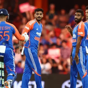 অক্ষর-সুন্দরের ঘূর্ণিতে কুপোকাত অস্ট্রেলিয়া, লিড ভারতের