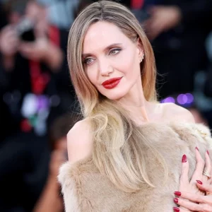 ইউক্রেনে গিয়ে জটিলতায় অ্যাঞ্জেলিনা জোলি