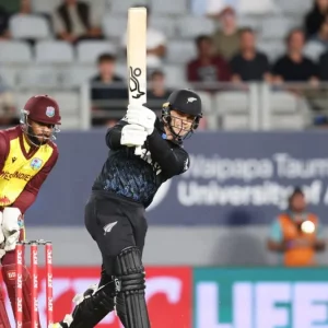 ৩০ ছক্কার ম্যাচে শ্বাসরুদ্ধকর জয় নিউজিল্যান্ডের