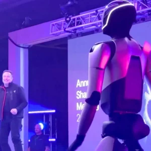 সর্বোচ্চ বেতনভুক্ত হওয়ায় রোবটের সঙ্গে নেচে উচ্ছ্বাস ইলন মাস্কের