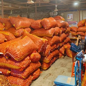 চট্টগ্রামে হঠাৎ বেড়েছে পেঁয়াজের দাম