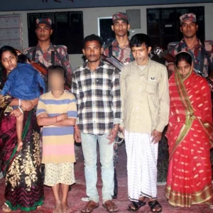 দিনাজপুরের ফুলবাড়ী সীমান্তে ভারতীয় নাগরিকসহ আটক ৬