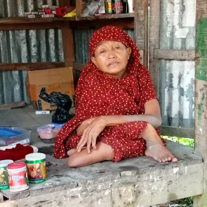 শারীরিক প্রতিবন্ধকতা জয় করে জীবনের লড়াইয়ে সফল লাইজু