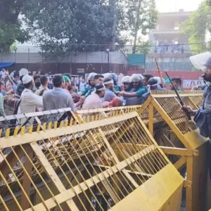 প্রাথমিক শিক্ষকদের পদযাত্রায় পুলিশের বাধা, সাউন্ড গ্রেনেড-টিয়ার শেল নিক্ষেপ