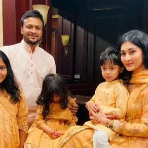 আলাইনাকে প্রথমবার কোলে নিয়ে কেঁদেছিলেন সাকিব