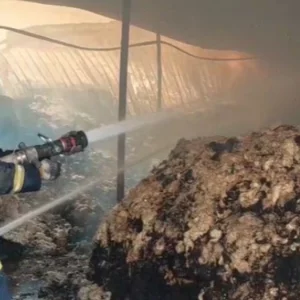 ৮ ইউনিটের দেড় ঘণ্টার চেষ্টায় টঙ্গীর তুলার গুদামের আগুন নিয়ন্ত্রণে