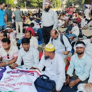 ১০ গ্রেডে বেতনসহ তিন দফা দাবিতে প্রাথমিক শিক্ষকদের লাগাতার অবস্থান কর্মসূচি শুরু