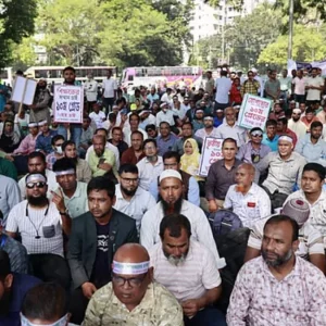 স্বরাষ্ট্র ও প্রাথমিক উপদেষ্টার পদত্যাগ দাবিতে শহীদ মিনারে প্রাথমিকের শিক্ষকেরা