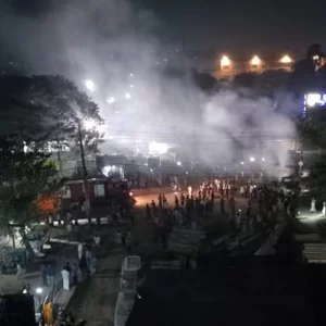 মোহাম্মদপুরে বেড়িবাঁধ এলাকায় গ্যারেজে আগুন