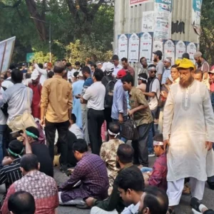 প্রাথমিক শিক্ষকদের অনির্দিষ্টকালের কর্মবিরতি, বেকায়দায় সারাদেশের শিক্ষার্থীরা