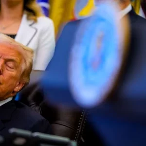 অনুষ্ঠানের মাঝেই ‘ঘুমিয়ে’ পড়লেন ট্রাম্প, ছবি ভাইরাল