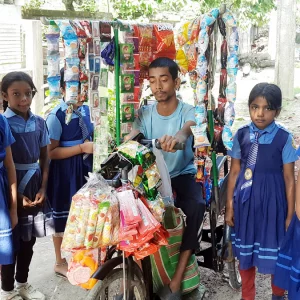 হুইল চেয়ারে বসেই জীবনের লড়াই চালাচ্ছেন শাওন শেখ