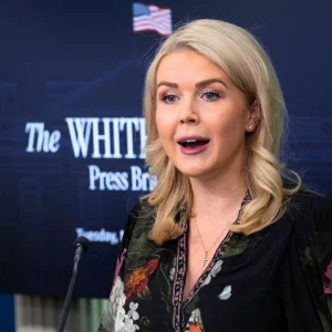 বিবিসিকে ‍‘১০০ ভাগ ভুয়া’ ও ‘প্রোপাগান্ডা মেশিন’ বললেন ট্রাম্পের প্রেস সেক্রেটারি