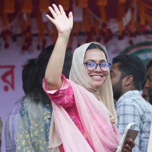 ‘ভাবলেই শরম লাগে, নিজের টাকায় পোস্টার ছাপিয়ে লিখতে হয়— প্রচারে এলাকাবাসী!’